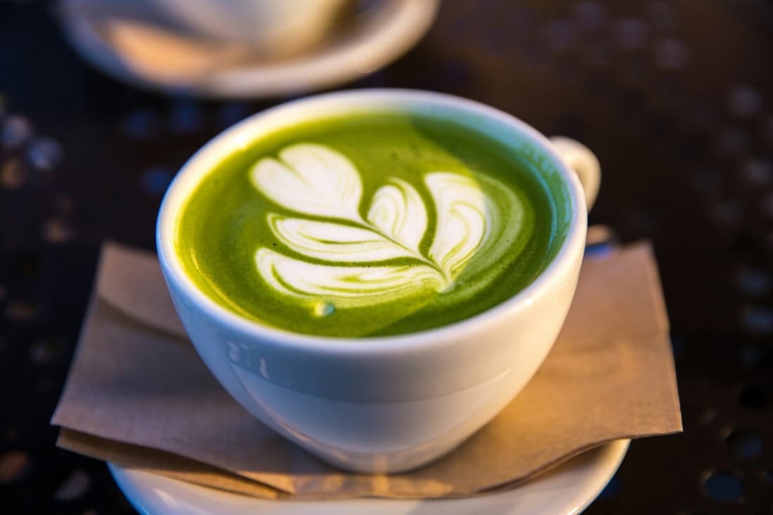 Matcha latte vert, latte art en feuille.